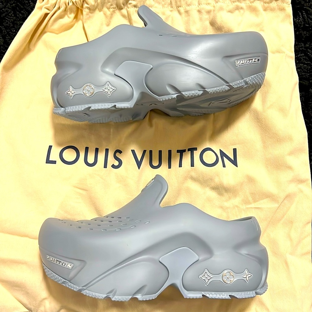 ORIGINAL BRAND NEW LV Shark clog Size 5 ( men)
Foot length 
23.7 cm - 9.3"